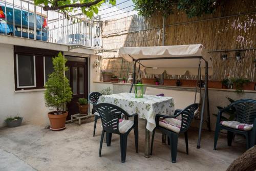 Apartment Split 8290a