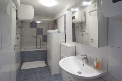 Apartments And Rooms With Parking Space Split - 7598