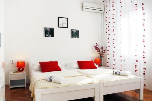 Hostal Twin Room Split 6973b