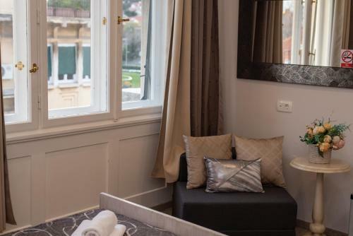 Hostal Palace Queen Mary Luxury Rooms