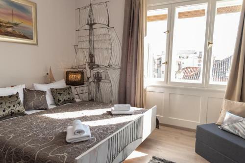 Hostal Palace Queen Mary Luxury Rooms