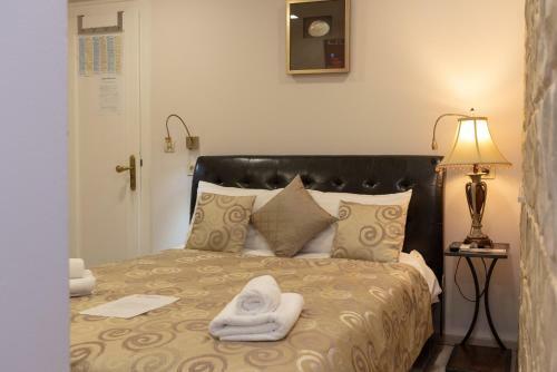 Hostal Palace Queen Mary Luxury Rooms