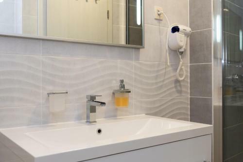 Hostal Palace Queen Mary Luxury Rooms