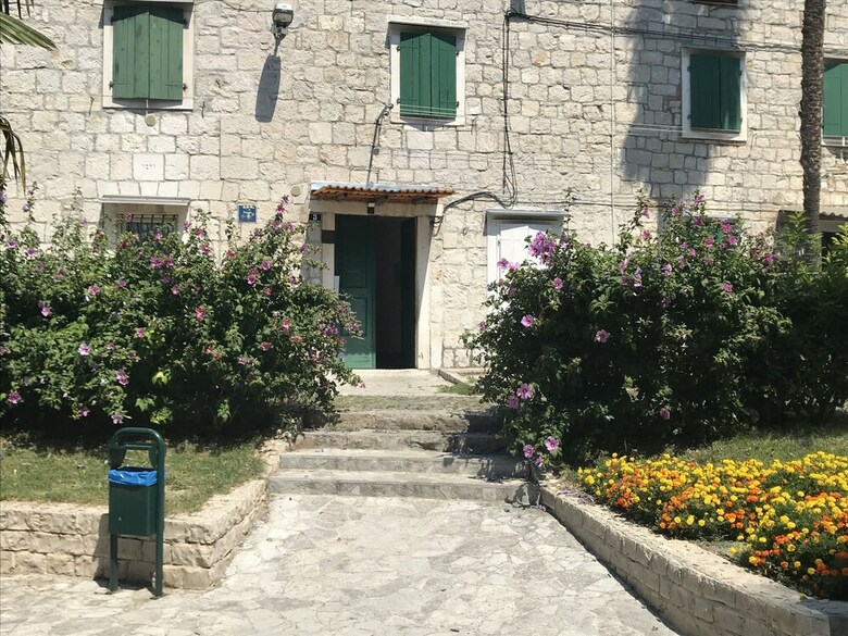 Hostal Nirvana Rooms Split