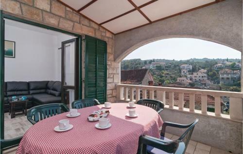Three-bedroom Apartment In Splitska