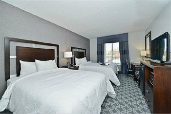 Hotel Hampton Inn And Suites Greensborocoliseum