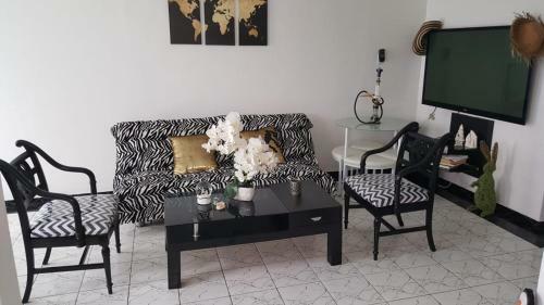 Black & White Comfort House