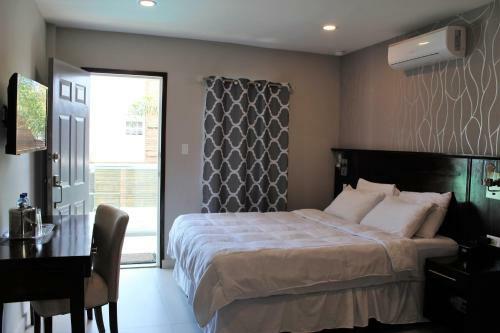 Barefoot Caye Caulker Hotel