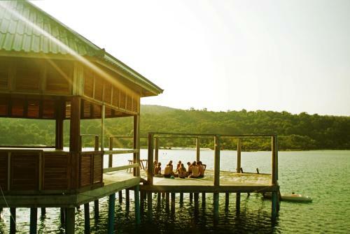 Albergue Mad Monkey Koh Rong Samloem