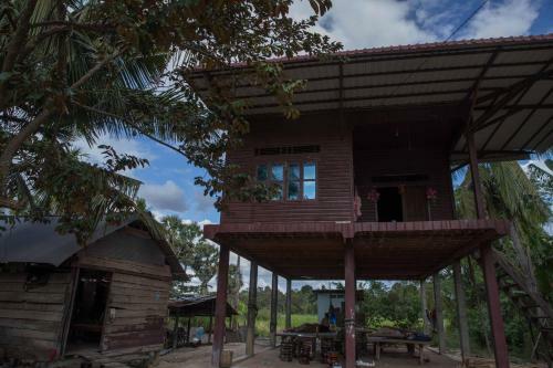 Prithy & Mutta (community Homestay Chansor 4)
