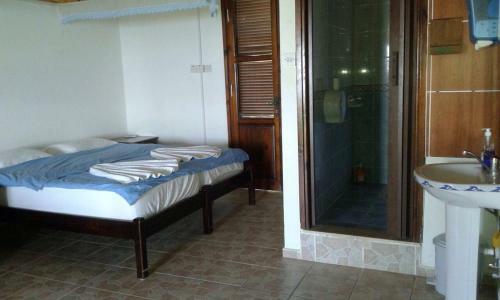 Hostal Oasis Beachfront Guest Rooms And Restaurant