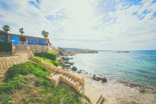Hostal Oasis Beachfront Guest Rooms And Restaurant