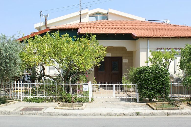 Costas Hostel Action