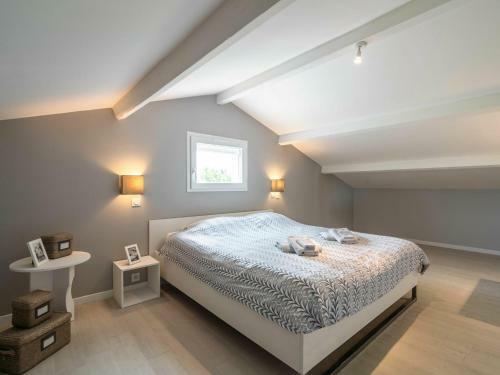 Lovely Villa In Saint-genies-de-fontedit With Pool