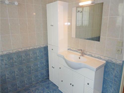 Three-bedroom Holiday Home In Roujan