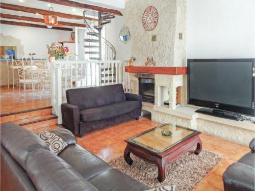 Three-bedroom Holiday Home In Roujan