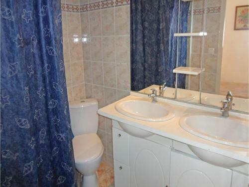 Three-bedroom Holiday Home In Roujan