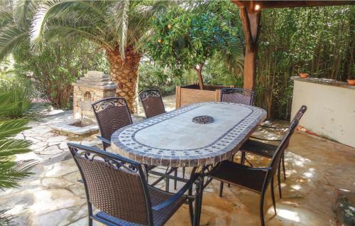 Three-bedroom Holiday Home In Roujan