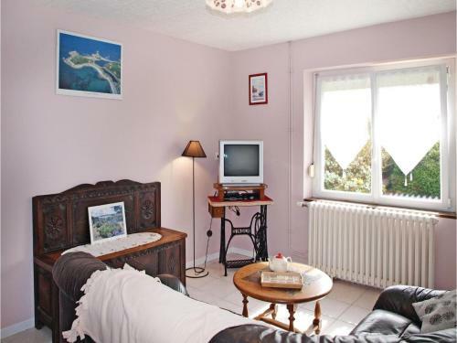 Two-bedroom Holiday Home 0 In Plougrescant
