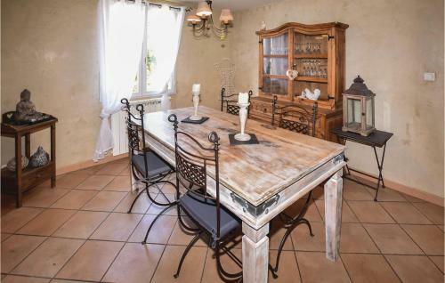 Four-bedroom Holiday Home In Pernes Les Fontaines