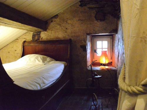 Authentic Holiday Home Located In Bievre With Jacuzzi