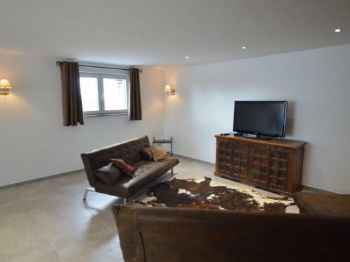 Cozy Holiday Home In Polleur With Jacuzzi