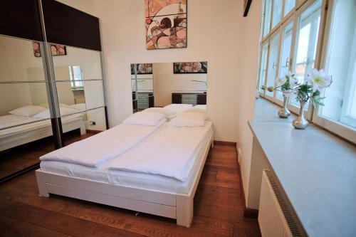 Amazing Town Hall Square View Apartment With Jacuzzi