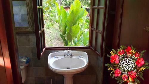 Monkey Tree Retreat By The Sea