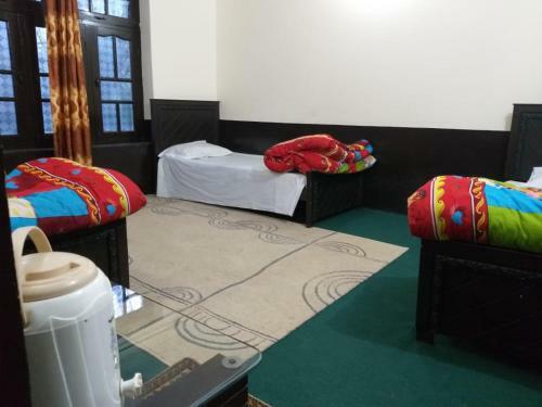 Hostal Rama Midway Guest House