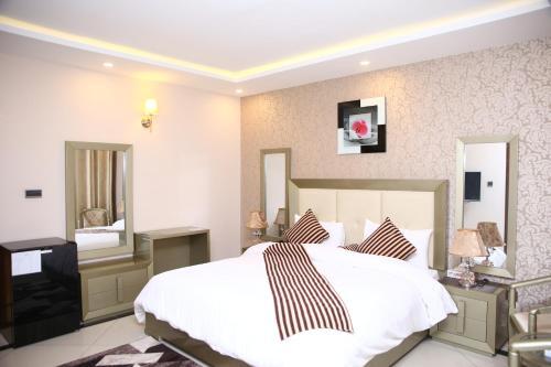 Hotel Safari Club 4