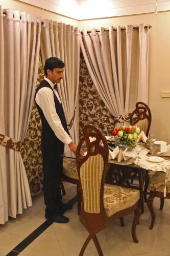 Hotel Safari Club 4