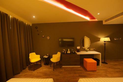 Carnelian By Glory Bower Hotels