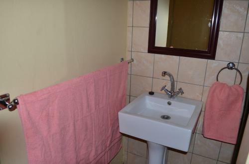 Hostal M & H Guesthouse (self Catering)
