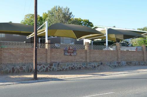 Hostal M & H Guesthouse (self Catering)