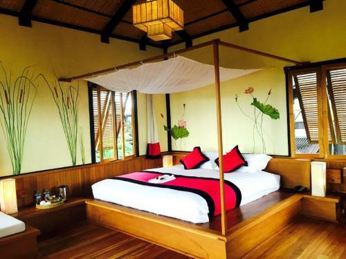 Hotel Inle Heritage Stilt Houses