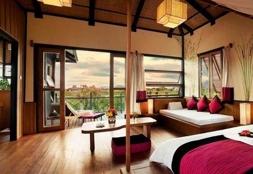 Hotel Inle Heritage Stilt Houses