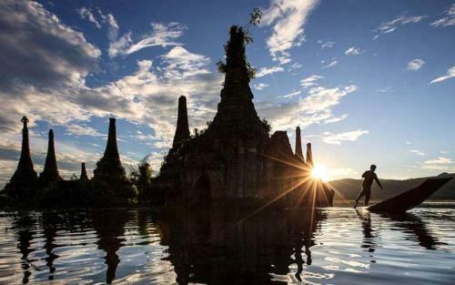 Hotel Inle Heritage Stilt Houses
