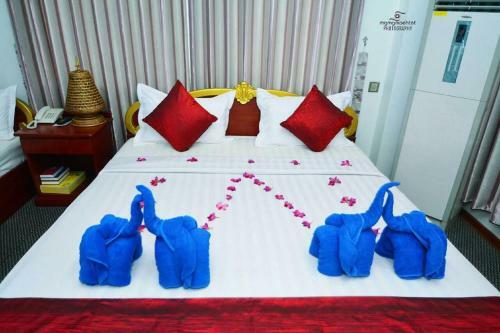Happy Hotel