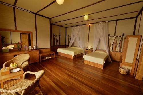 Hotel Shwe Inn Tha Floating Resort