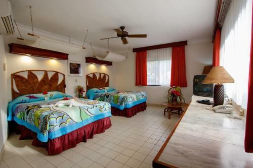 Hotel Manta Ray Bay Resort