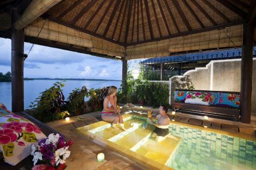 Hotel Manta Ray Bay Resort