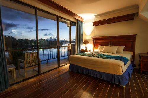 Hotel Manta Ray Bay Resort