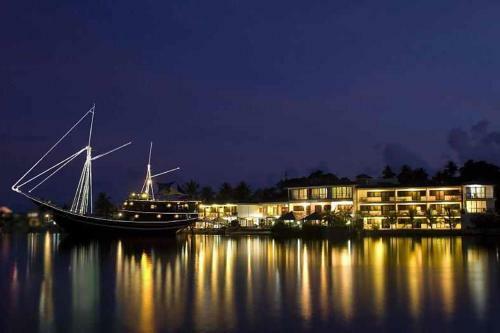 Hotel Manta Ray Bay Resort
