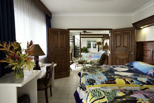 Hotel Manta Ray Bay Resort