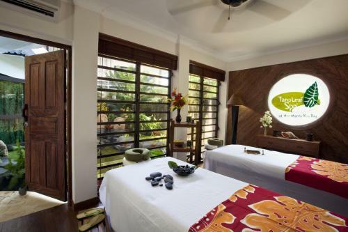 Hotel Manta Ray Bay Resort