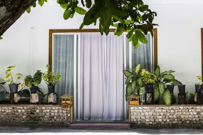 Hostal Dhigurah Retreat Beach