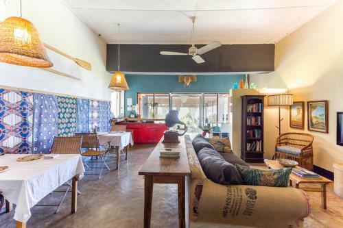 Hostal Monkey Bay Beach Lodge