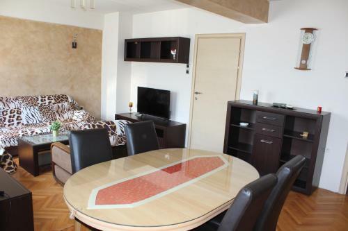 Emma Apartments A2