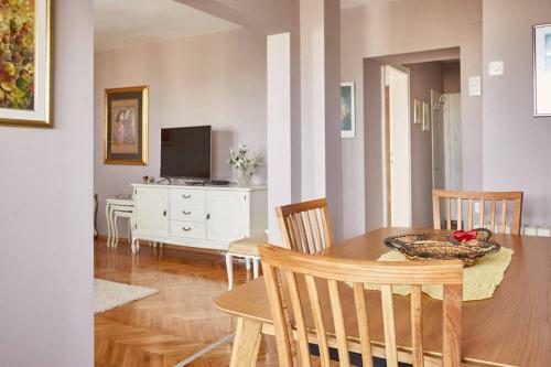 Spacious Modern Apartment In Peaceful Neighborhood