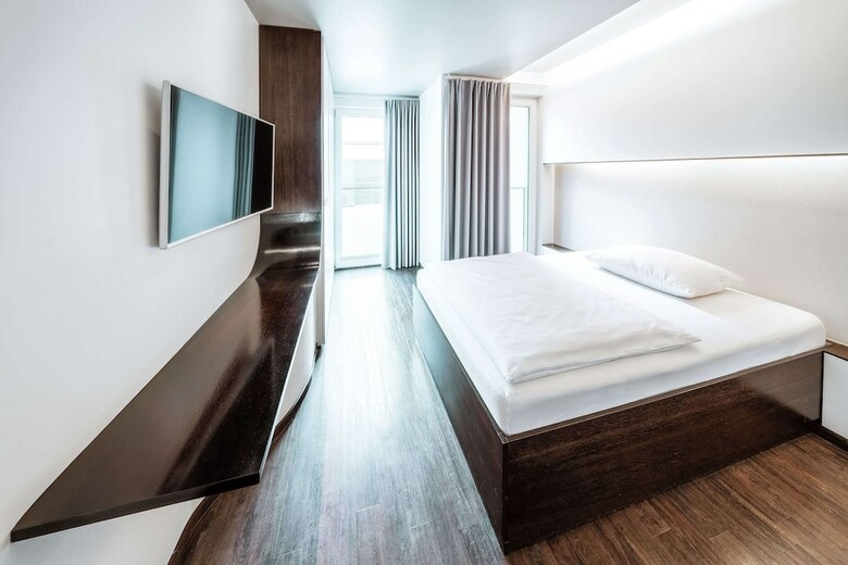 Hotel Q!